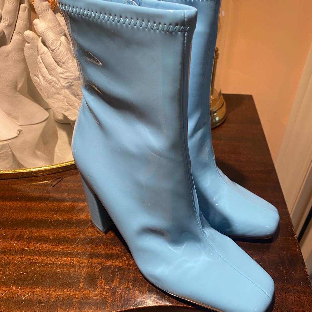 Steven Madden never been worn Stylish Blue Patent Women's Boots
